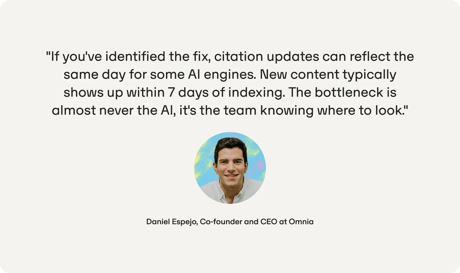 Cita de Daniel Espejo, cofundador y CEO de Omnia: los cambios en las citas pueden verse el mismo día en algunos motores de IA y el contenido nuevo, a los 7 días de indexarse; el cuello de botella es saber dónde mirar