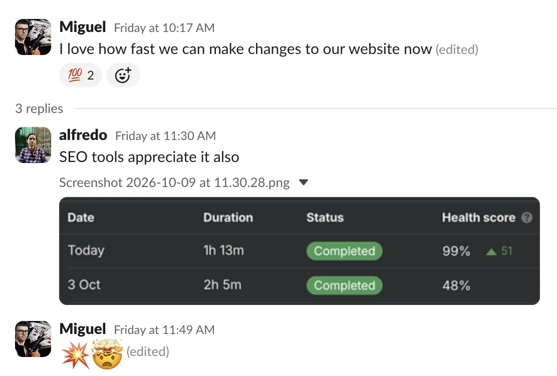Conversación de Slack del equipo de Omnia: Miguel dice que le encanta lo rápido que podemos cambiar la web ahora y Alfredo responde que las herramientas de SEO también lo notan, con un Site Audit de Ahrefs que muestra el health score en el 99 %, 51 puntos más que el 48 % del 3 de octubre.